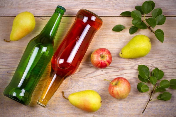 Sidra de manzana y pera sobre fondo rústico de madera — Foto de Stock