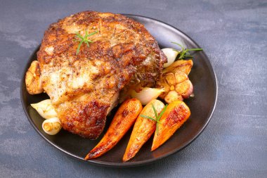 Kavrulmuş sebze ve çatal, bıçak gri rustik zemin üzerine dilimlenmiş jambon