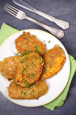 Dolgulu Wiyh peynirli patatesli krep. Sebze börek peynir ile doldurulmuş. Latkeler beyaz plaka üzerinde