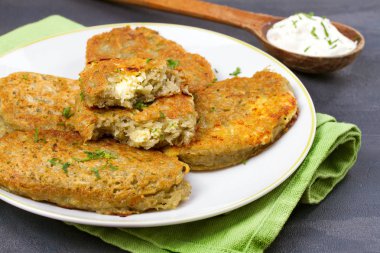 Dolgulu Wiyh peynirli patatesli krep. Sebze börek peynir ile doldurulmuş. Latkeler beyaz plaka üzerinde