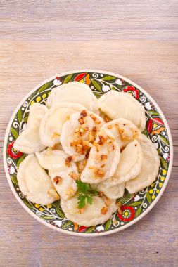 Köfte, patates ile dolu ve tuzlu karamelize soğan ile servis edilir. Varenyky, vareniki, pierogi, pyrohy