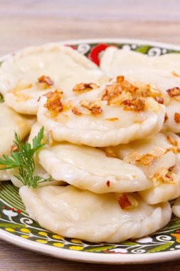 Köfte, patates ile dolu ve tuzlu karamelize soğan ile servis edilir. Varenyky, vareniki, pierogi, pyrohy