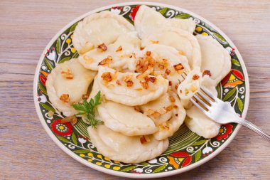 Köfte, patates ile dolu ve tuzlu karamelize soğan ile servis edilir. Varenyky, vareniki, pierogi, pyrohy