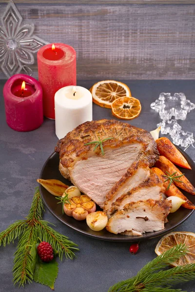 Çatal, bıçak ve rustik koyu arka plan üzerinde şenlikli dekorasyon ile dilimlenmiş Noel jambonu plaka üzerinde kavrulmuş — Stok fotoğraf