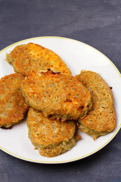 Potatis pannkakor fyllda Wiyh ost. Vegetabiliska fritters fyllda med ost. Latkes på vit platta — Stockfoto