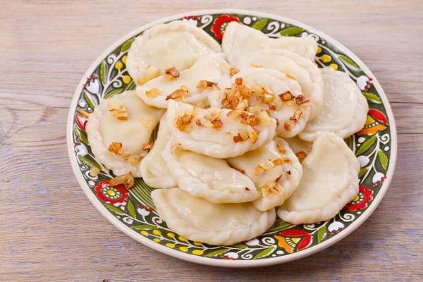 Dumplings, cheio de batata e servido com cebola caramelizada salgada. Varenyky, vareniki, pierogi, pyrohy — Fotografia de Stock