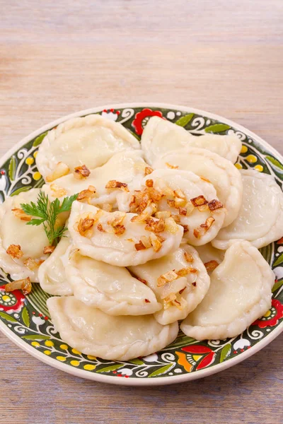 Dumplings, cheio de batata e servido com cebola caramelizada salgada. Varenyky, vareniki, pierogi, pyrohy — Fotografia de Stock