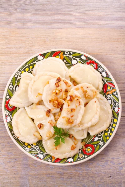 Knödel, gefüllt mit Kartoffeln und serviert mit salzigen karamellisierten Zwiebeln. varenyky, vareniki, pierogi, pyrohy — Stockfoto