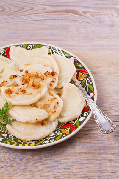 Dumplings, cheio de batata e servido com cebola caramelizada salgada. Varenyky, vareniki, pierogi, pyrohy — Fotografia de Stock