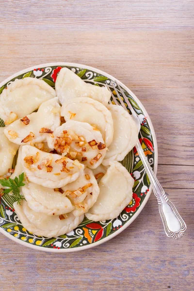 Dumplings, gevuld met aardappel en geserveerd met zoute gekarameliseerde ui. Varenyky, Varik, pierogi, pyrohy — Stockfoto