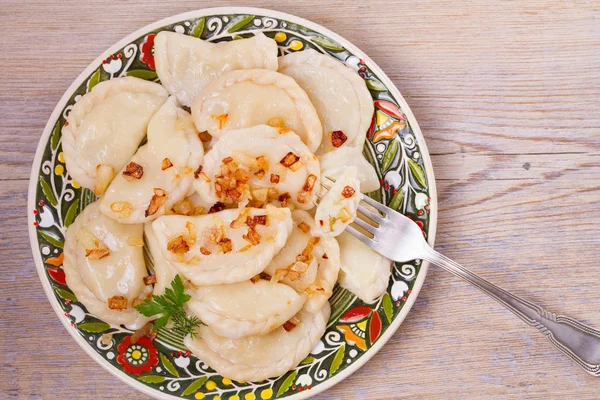 Köfte, patates ile dolu ve tuzlu karamelize soğan ile servis edilir. Varenyky, vareniki, pierogi, pyrohy — Stok fotoğraf