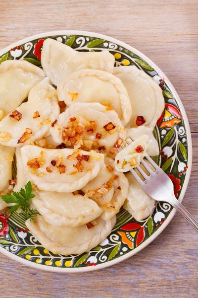 Dumplings, rellenos de papa y servidos con cebolla caramelizada salada. Varenyky, vareniki, pierogi, pyrohy —  Fotos de Stock