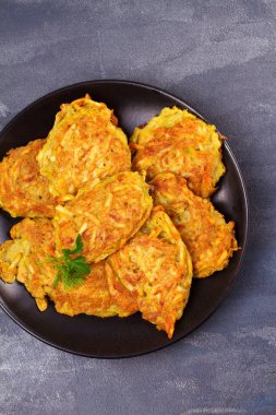 Patates gözlemesi. Sebze börek. Latkeler siyah plaka üzerinde