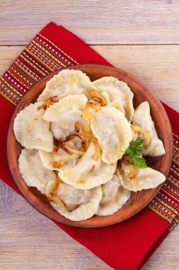 Köfte, et ile dolu ve tuzlu karamelize soğan ile servis edilir. Varenyky, vareniki, pierogi, pyrohy