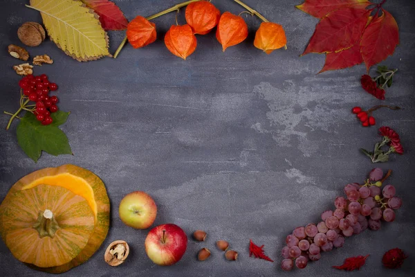 Récolte ou Thanksgiving fond. Thanksgiving Day concept de nourriture. Fruits, légumes, feuilles et fleurs d'automne — Photo