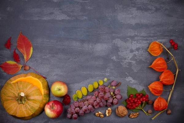 Raccolto o sfondo del Ringraziamento. Giorno del Ringraziamento concetto di cibo. Frutta, verdura, foglie e fiori autunnali — Foto Stock