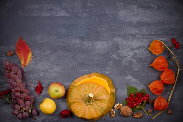 Raccolto o sfondo del Ringraziamento. Giorno del Ringraziamento concetto di cibo. Frutta, verdura, foglie e fiori autunnali — Foto Stock