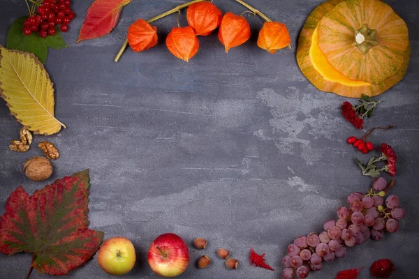 Ernte- oder Erntedank-Hintergrund. Erntedankfest-Konzept. Herbstfrüchte, Gemüse, Blätter und Blumen — Stockfoto