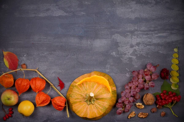 Raccolto o sfondo del Ringraziamento. Giorno del Ringraziamento concetto di cibo. Frutta, verdura, foglie e fiori autunnali — Foto Stock