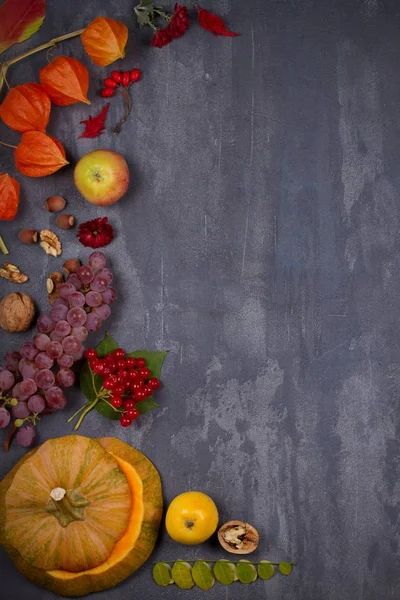 Ernte- oder Erntedank-Hintergrund. Erntedankfest-Konzept. Herbstfrüchte, Gemüse, Blätter und Blumen — Stockfoto
