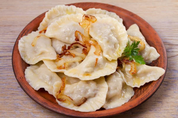 Dumplings, gevuld met vlees en geserveerd met zoute gekarameliseerde ui. Varenyky, Varik, pierogi, pyrohy — Stockfoto