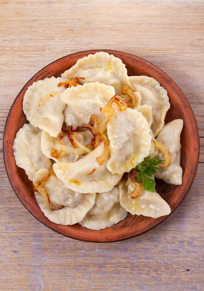 Dumplings, cheio de carne e servido com cebola caramelizada salgada. Varenyky, vareniki, pierogi, pyrohy — Fotografia de Stock