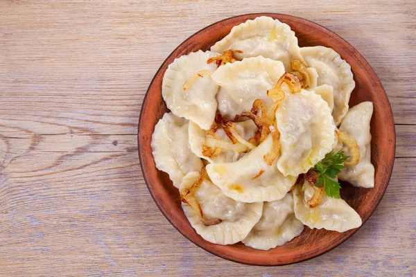 Pierogi, wypełnione mięsem i podawane z słony karmelizowaną cebulą. Chociaż, vareniki, pierogi, pyrohy — Zdjęcie stockowe
