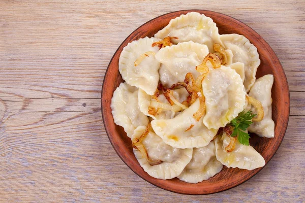 Dumplings, remplis de viande et servis avec de l'oignon caramélisé salé. Varenyky, vareniki, pierogi, pyrohy — Photo