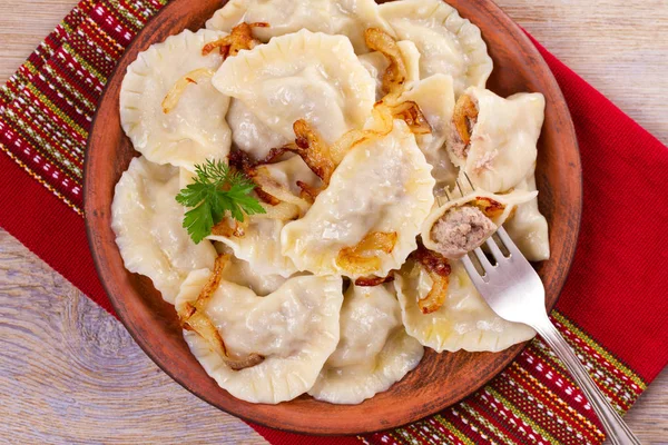 Dumplings, rellenos de carne y servidos con cebolla caramelizada salada. Varenyky, vareniki, pierogi, pyrohy — Foto de Stock