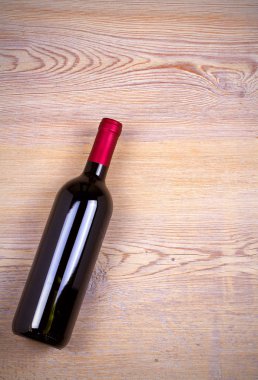 Rustik ahşap arka plan üzerinde şarap şişe.