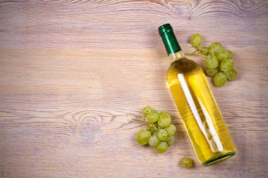Rustik ahşap arka plan üzerinde şarap şişe.