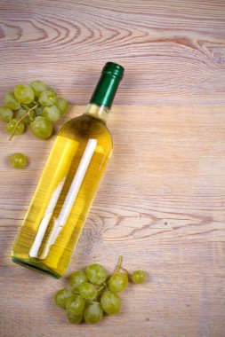 Rustik ahşap arka plan üzerinde şarap şişe.