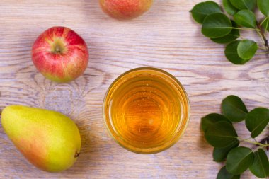 Elma ve armut rustik ahşap zemin üzerine elma şarabı