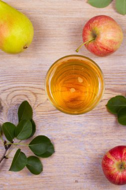 Elma ve armut rustik ahşap zemin üzerine elma şarabı