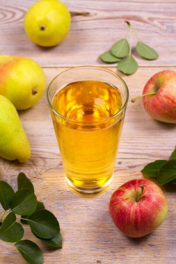 Elma ve armut rustik ahşap zemin üzerine elma şarabı