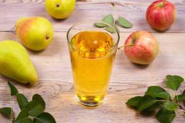 Elma ve armut rustik ahşap zemin üzerine elma şarabı