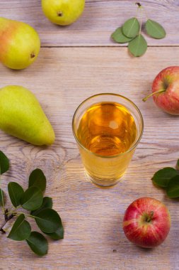 Elma ve armut rustik ahşap zemin üzerine elma şarabı