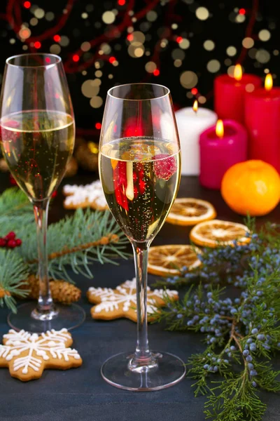 Sklenice na sekt v prázdninové prostředí. Vánoce a nový rok oslava šampaňským — Stock fotografie