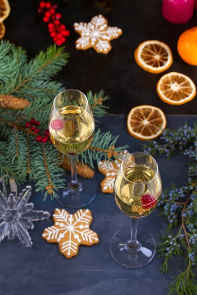 Champagne glasses in holiday setting. Christmas and New Year celebration with champagne — Stock Photo, Image