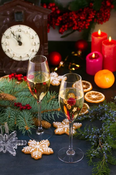 Champagne glasses in holiday setting. Christmas and New Year celebration with champagne — Stock Photo, Image