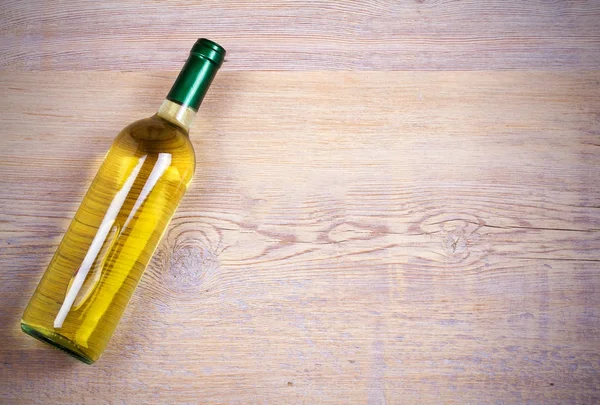 Bottiglia di vino su fondo rustico in legno . — Foto Stock