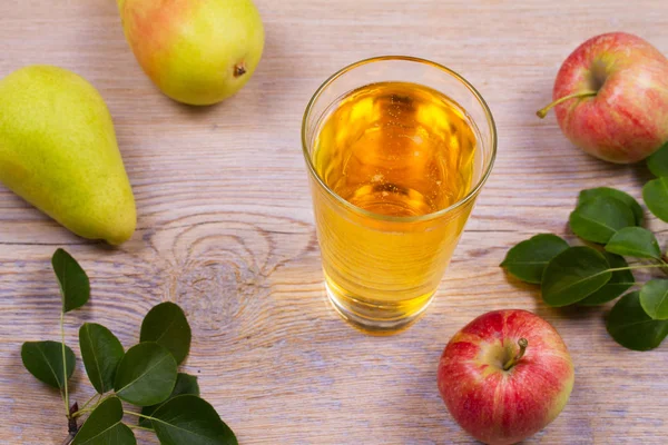 Sidra sobre fondo rústico de madera con manzanas y peras — Foto de Stock