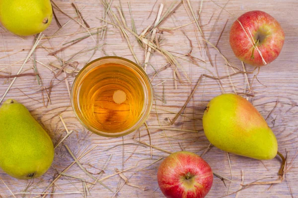 Mošt na rustikální dřevěné pozadí s jablky a hruškami — Stock fotografie