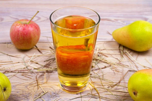 Sidra sobre fondo rústico de madera con manzanas y peras — Foto de Stock