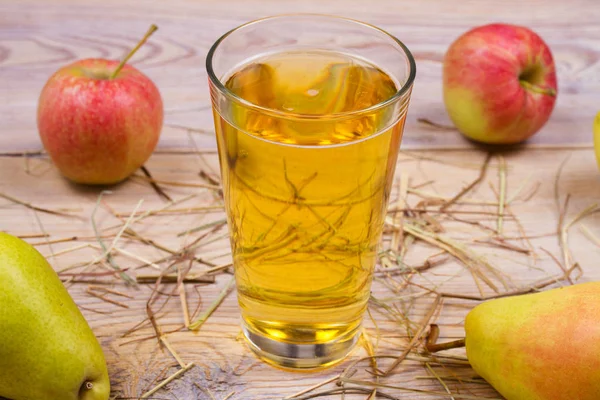 Apfelwein auf rustikalem Holzgrund mit Äpfeln und Birnen — Stockfoto