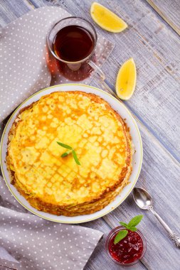 Yığın ince krep, krep beyaz plaka üzerinde