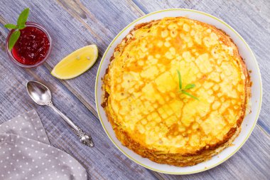 Yığın ince krep, krep beyaz plaka üzerinde