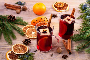 Baharat ve malzemeleri ile mulled şarap