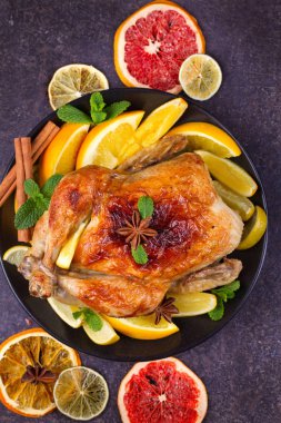 Tavuk ya da hindi limon, portakal, limon ve baharat Noel ve yeni yıl arka plan üzerinde