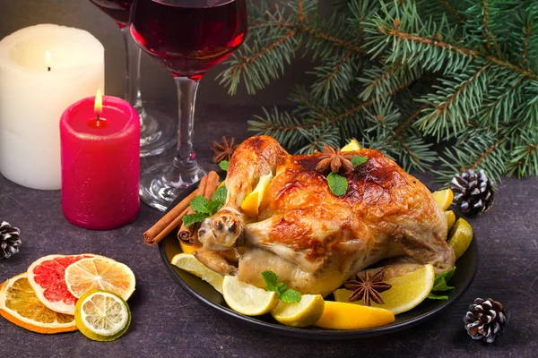 Курица или индейка с лимонами, апельсинами, лаймами и специями на фоне Рождества и Нового года — стоковое фото